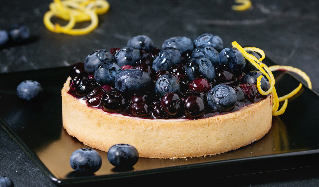 Пирог с ягодами черники и вареньем