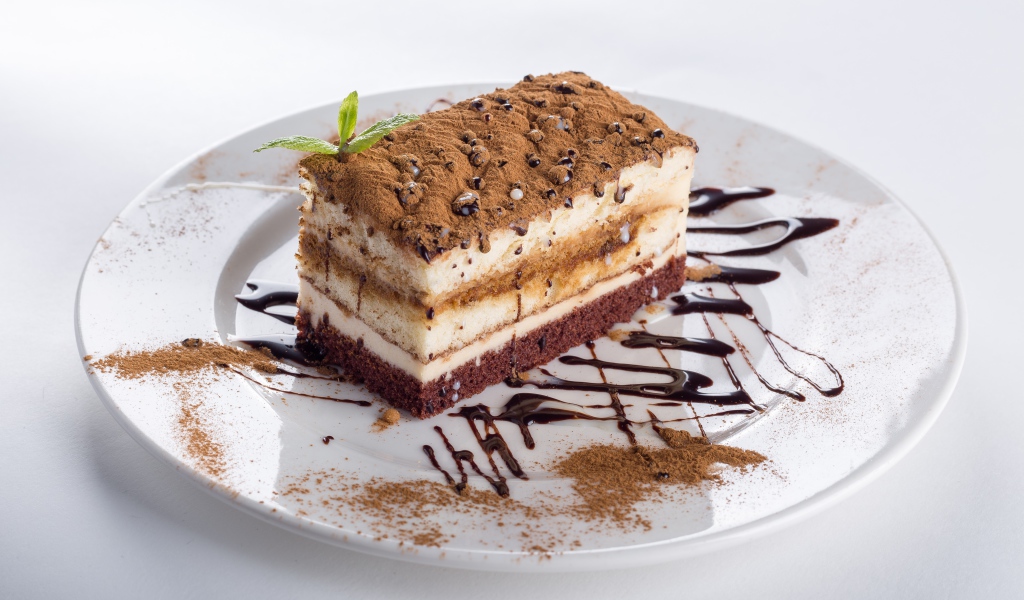 Пирожное с шоколадом на белой тарелке