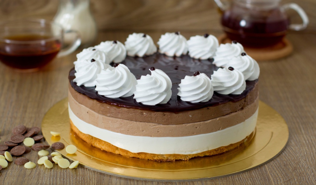 Торт - мусс с шоколадом и безе на столе 