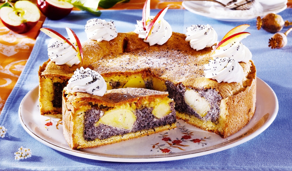 Пирог с маком и яблоками на столе 
