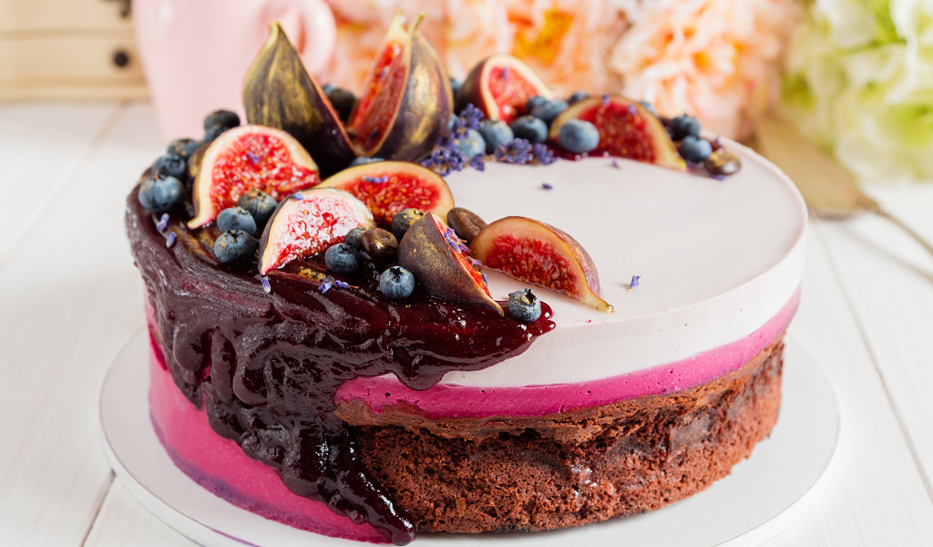 Торт с суфле, джемом, ягодами черники и кусочками инжира