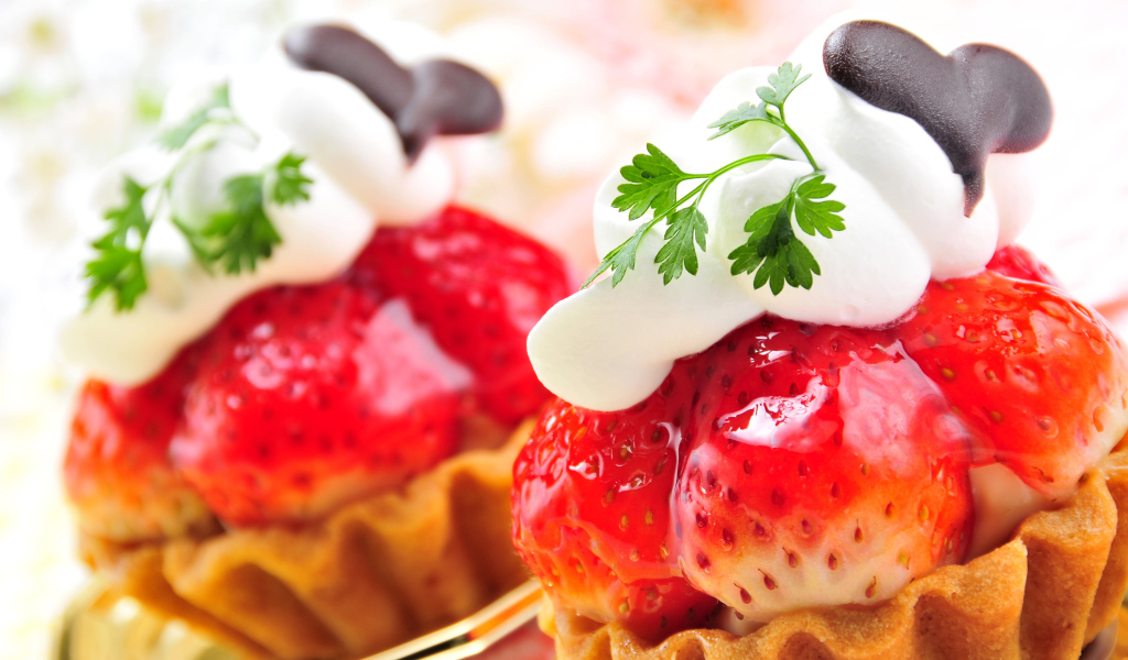 Пирожное с ягодами клубники, сливками и шоколадом