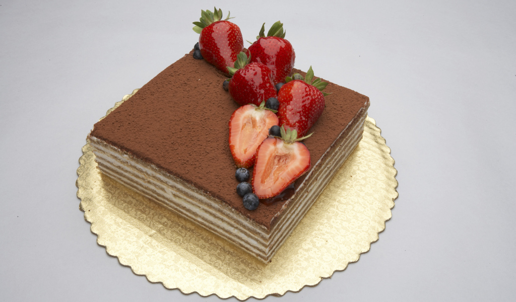 Торт с клубникой и черникой и шоколадом 