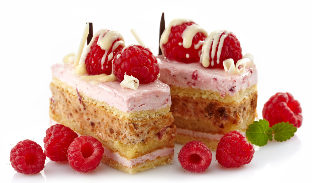 Пирожные с ягодами малины на белом фоне