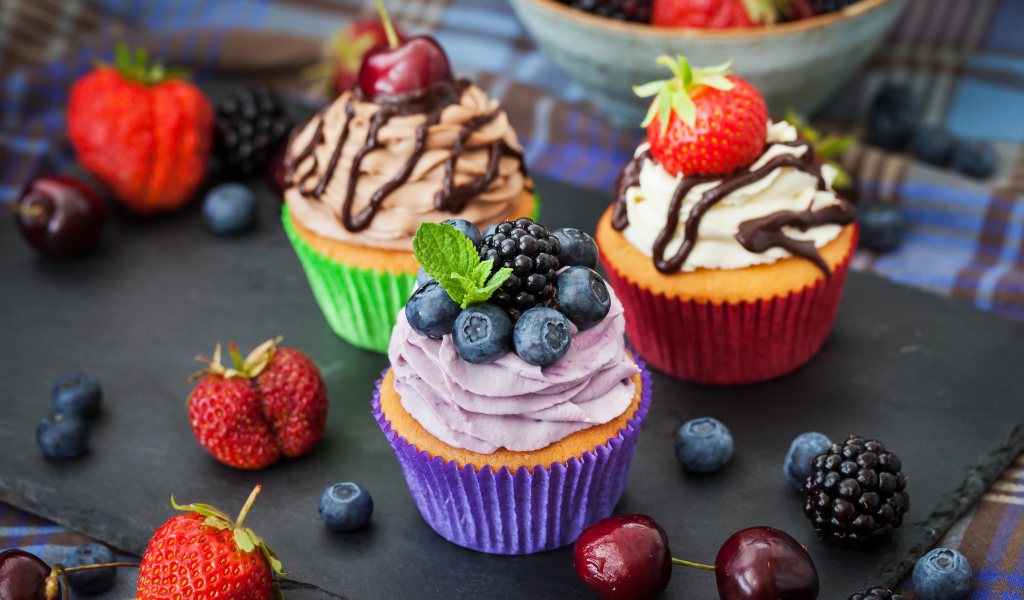 Капкейки с кремом, ягодами черники, клубники, ежевики и черешни