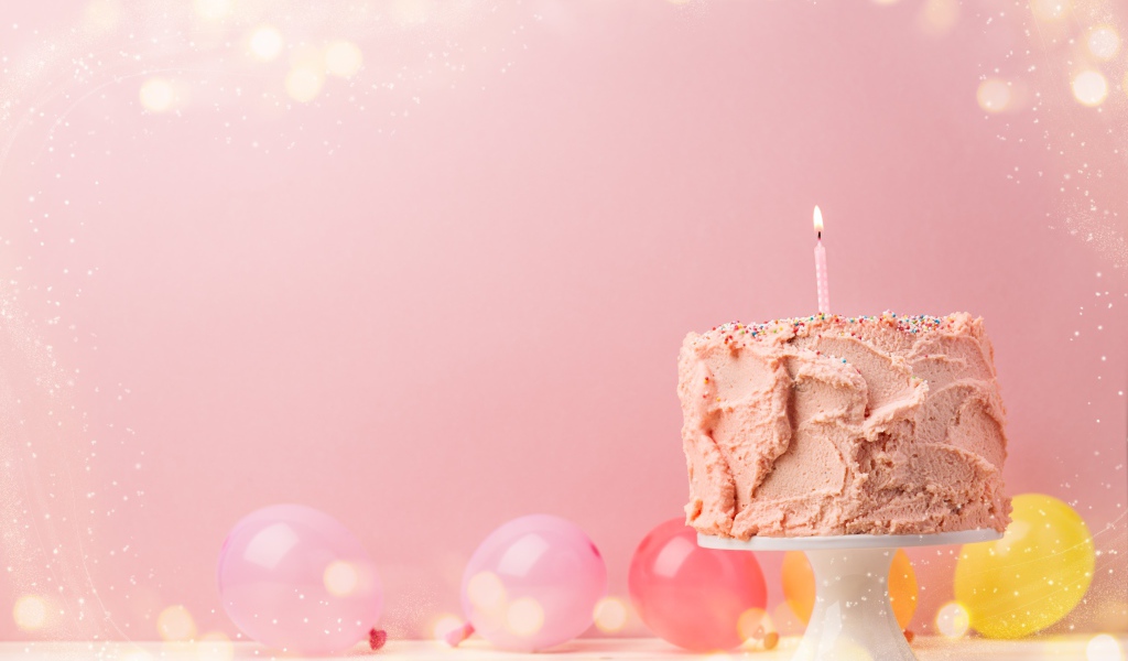 Праздничный торт с воздушными шарами на розовом фоне