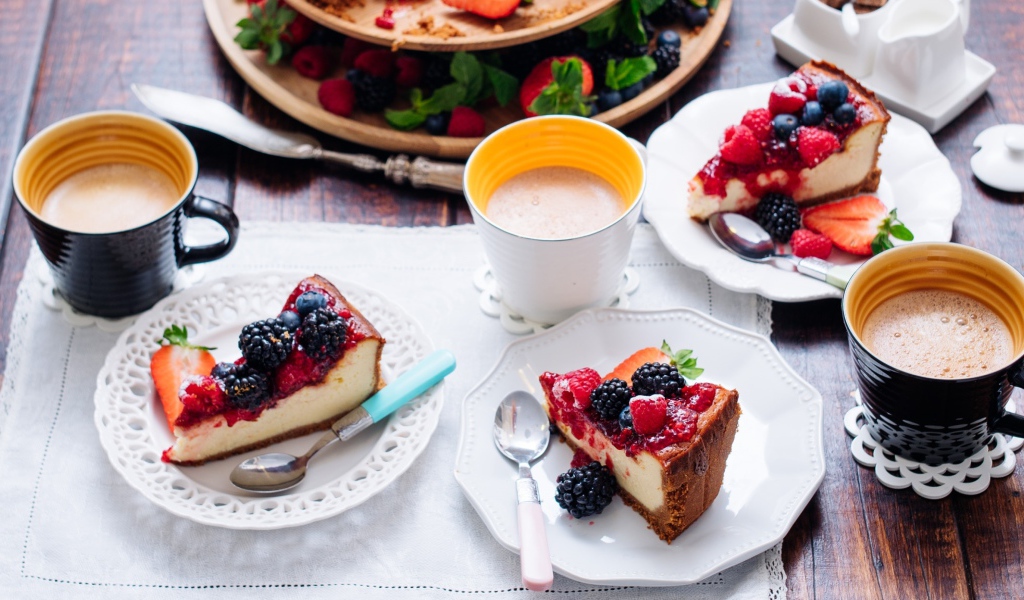 Чизкейк с ягодами на столе с кофе 