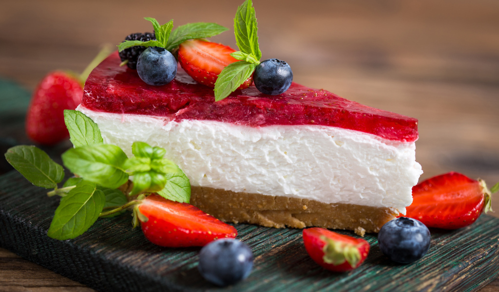 Чизкейк с черникой, клубникой и мятой