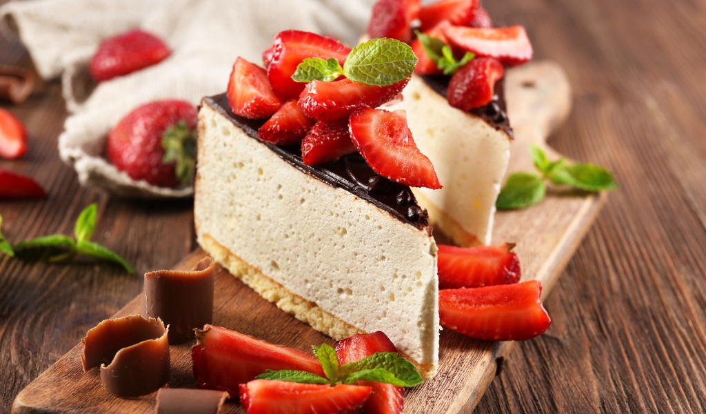 Чизкейк с шоколадом и ягодами клубники 