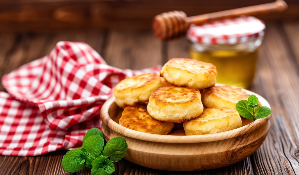 Сырники на столе с медом