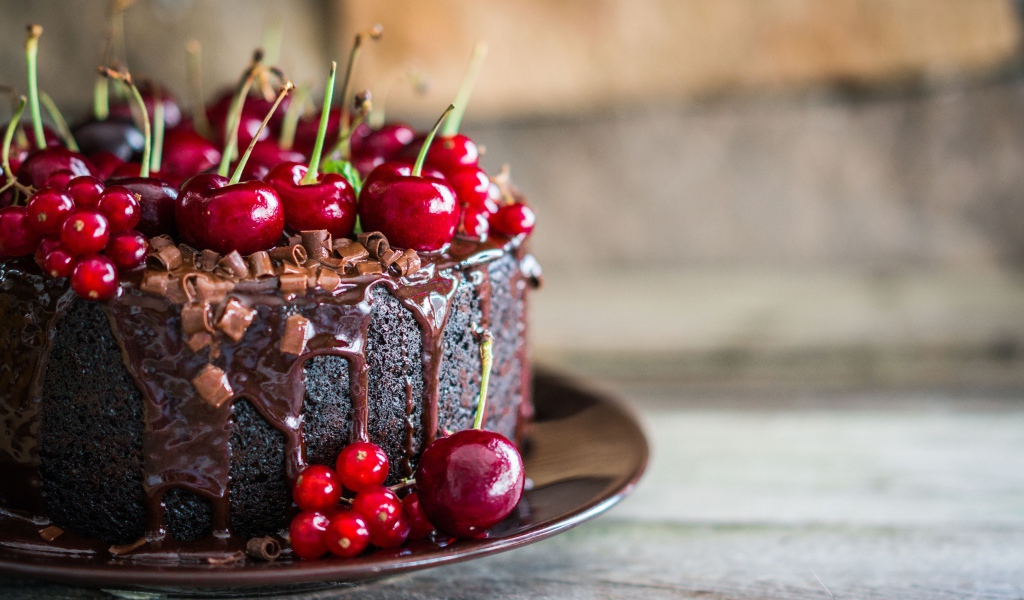 Шоколадный торт с ягодами вишни и красной смородины