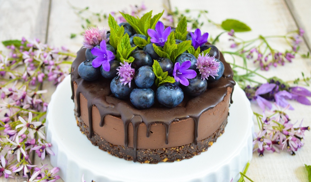 Шоколадный торт с ягодами черники и цветами 