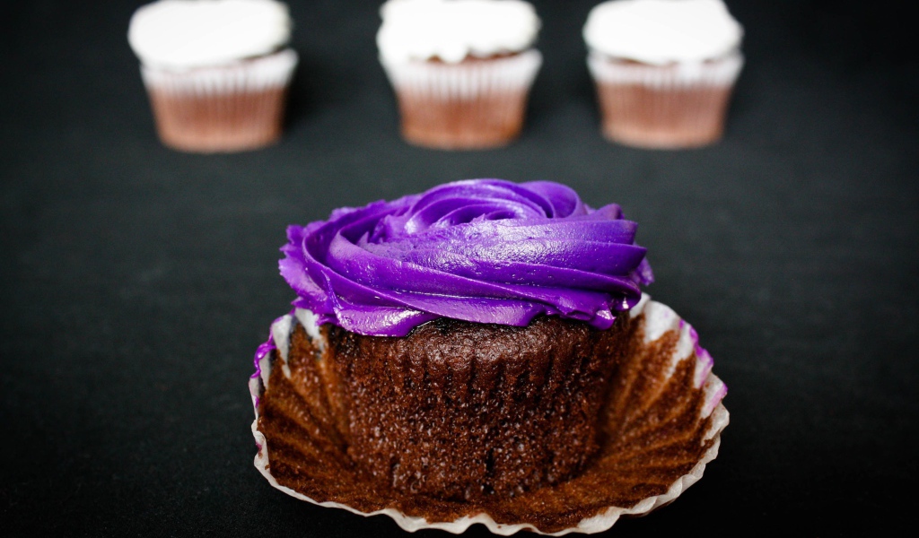 Шоколадный кекс с фиолетовым кремом