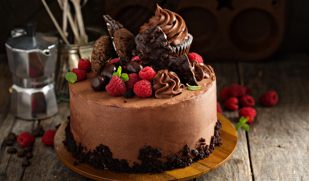 Шоколадный торт со сладостями и ягодами малины