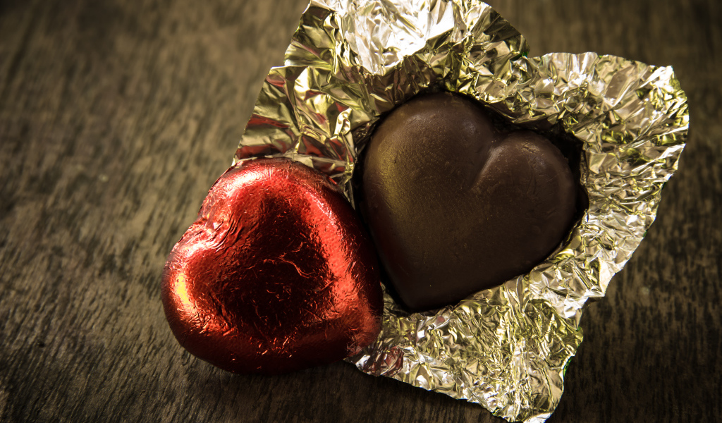 Шоколадные конфеты в форме сердца в блестящей фольге