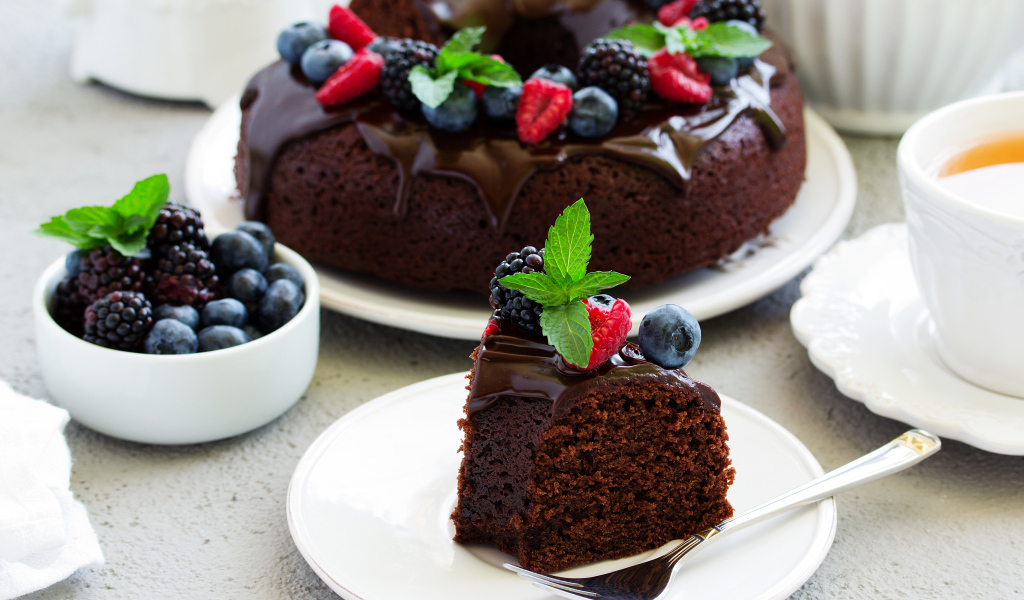 Шоколадный кекс с глазурью и ягодами