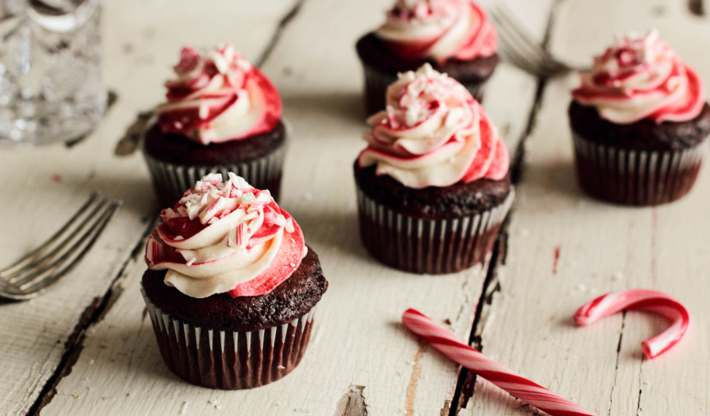 Шоколадные кексы с кремом на деревянном столе 