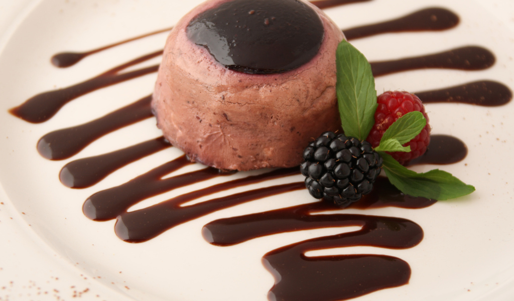 Шоколадный десерт с ягодами черники и малины