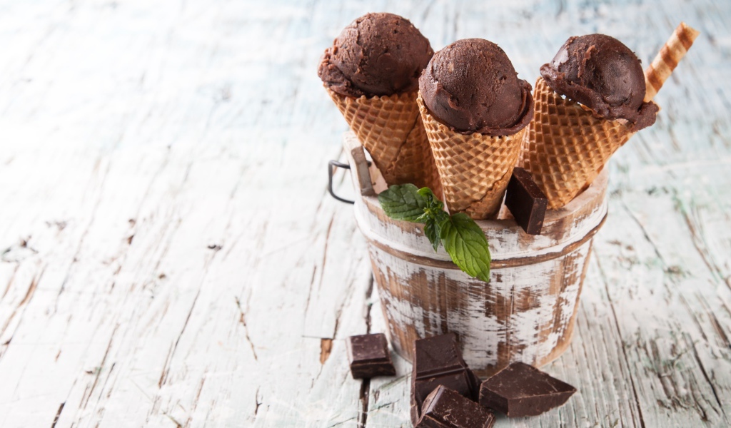 Шоколадное мороженое в вафельном рожке