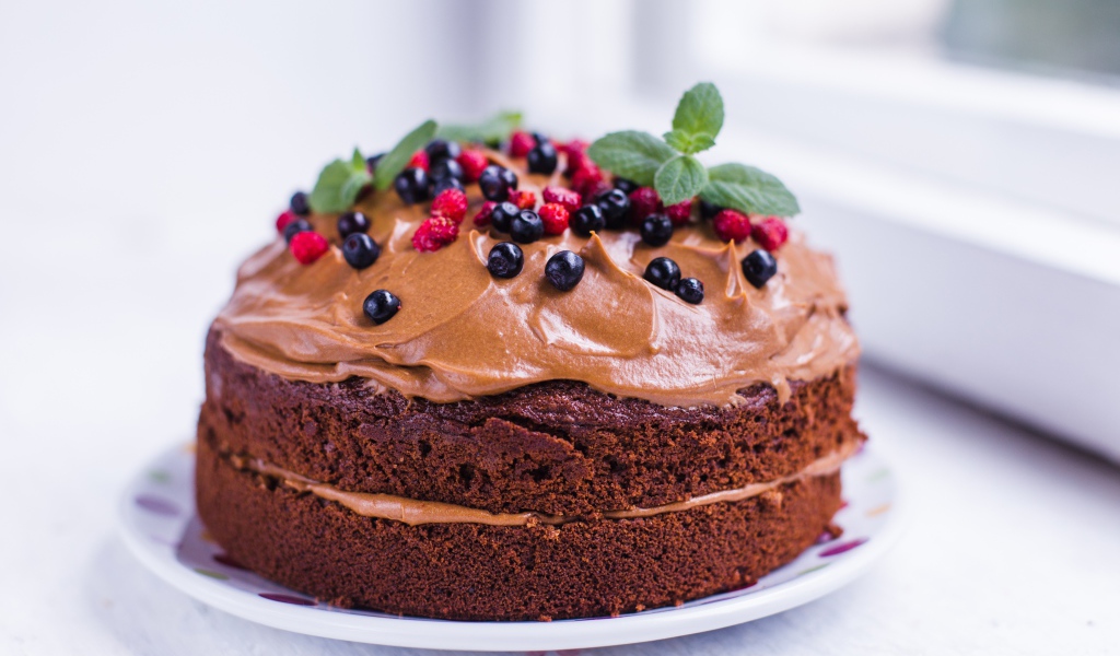 Шоколадный пирог с кремом и ягодами