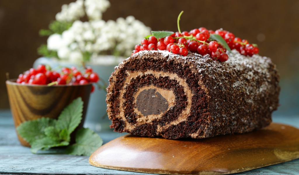 Шоколадный рулет с кремом и красной смородиной