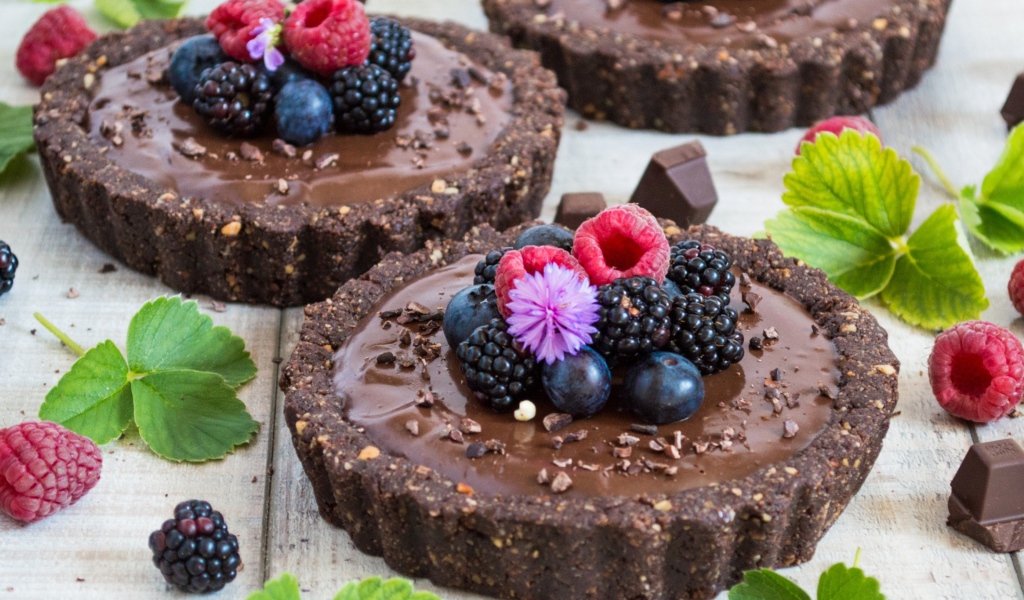 Шоколадное сладкое пирожное с ягодами