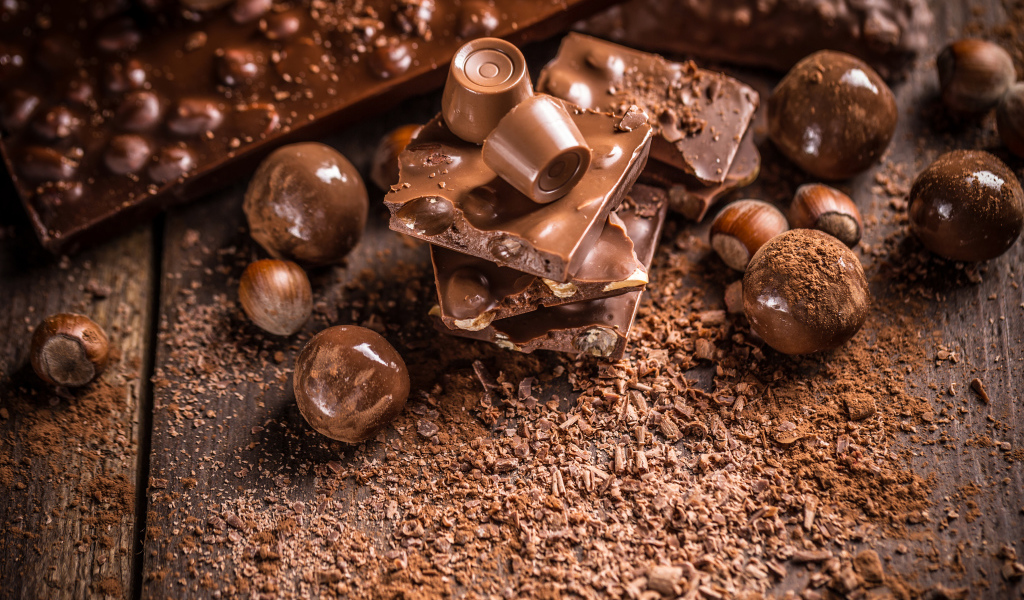 Шоколадные конфеты и плитки молочного шоколада с фундуком 