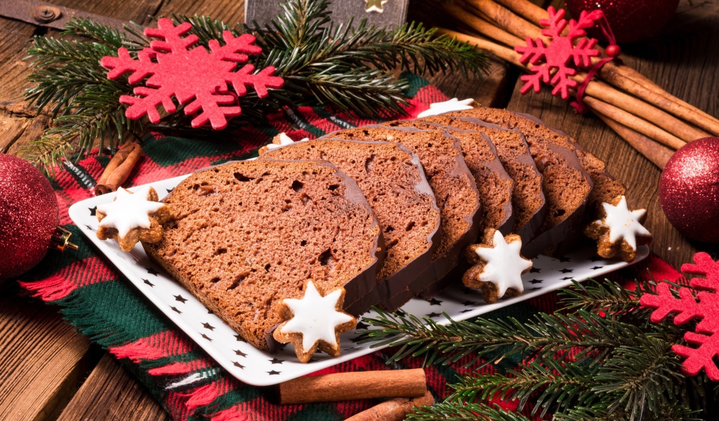 Рождественский кекс на столе с еловыми ветками и корицей