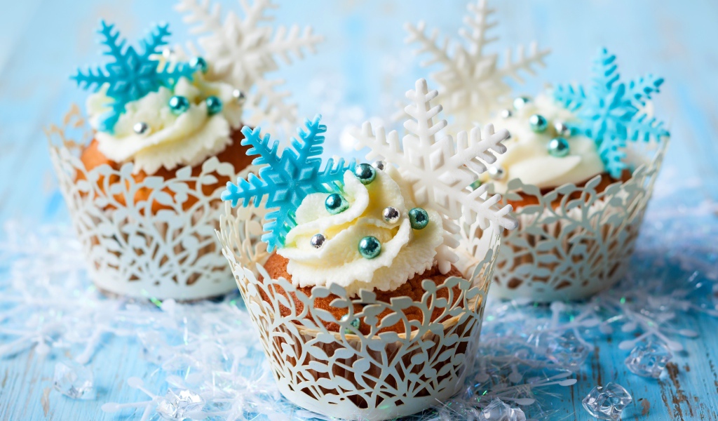 Новогодние капкейки со снежинками и бусинами