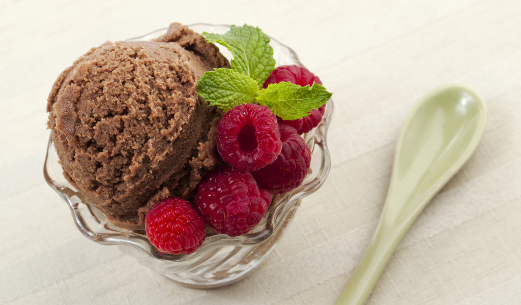 Кофейное мороженое в креманке со свежей малиной