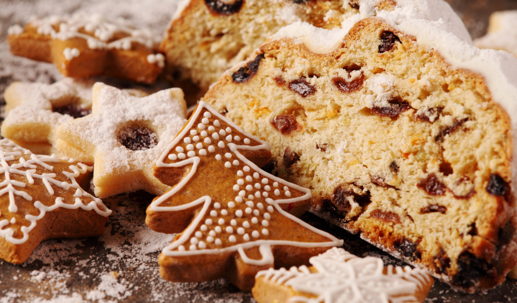 Печенье в форме елок на столе с кексом с сухофруктами