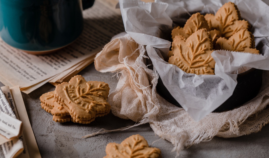 Печенье в форме листьев на столе 