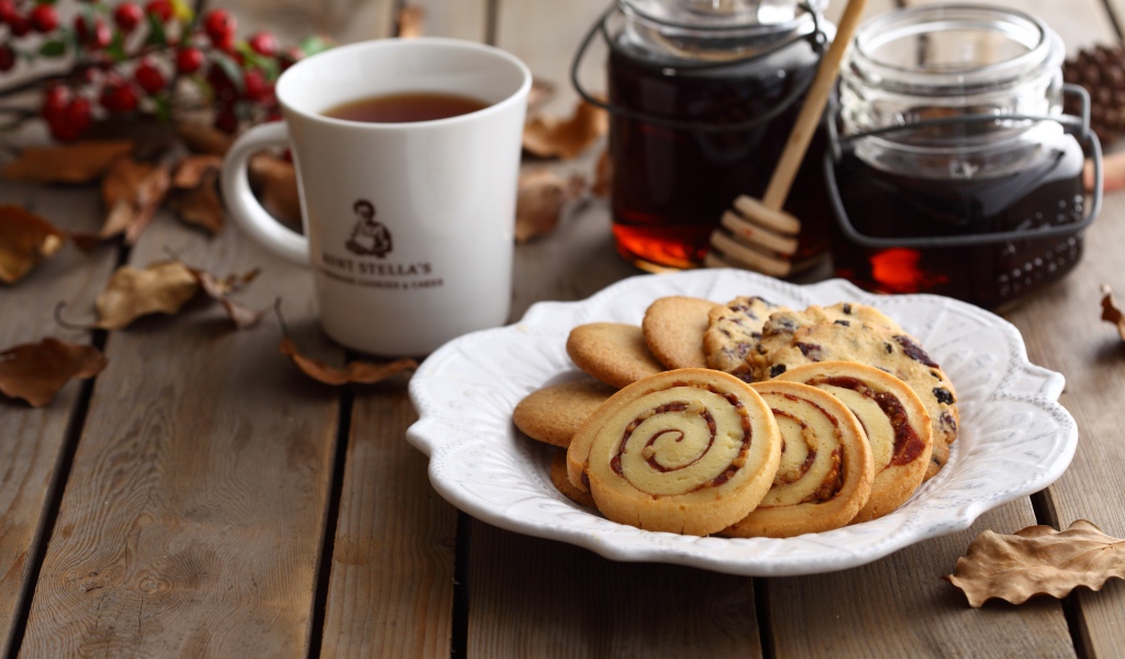 Печенье на тарелке на столе с чаем и вареньем 