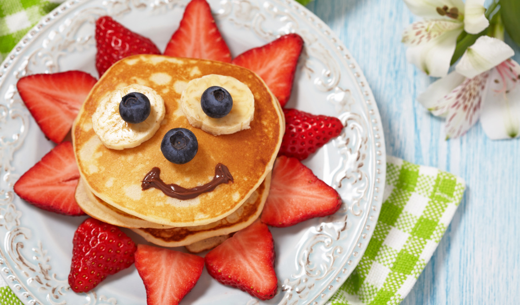Креативное украшение детского блюда из клубники и оладиков