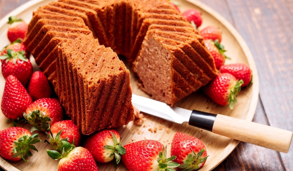 Кекс со свежей клубникой на тарелке