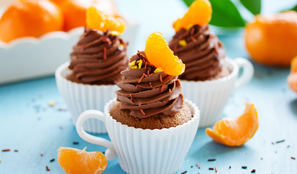 Капкейки с шоколадным кремом и кусочками мандарина