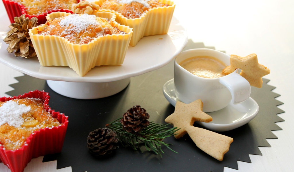 Кексы с сахарной пудрой на столе с кофе