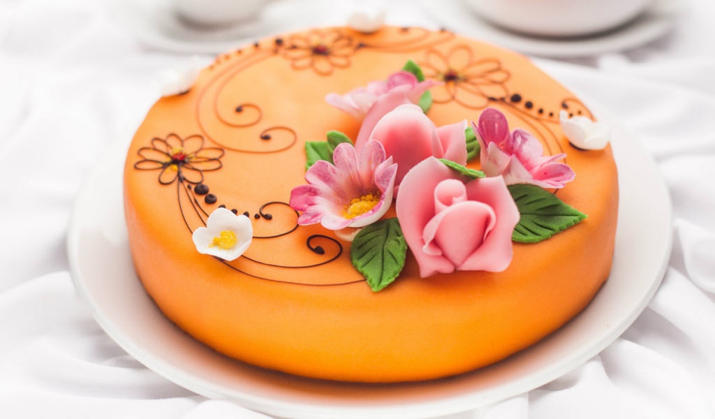Нежный торт с розовыми цветами 