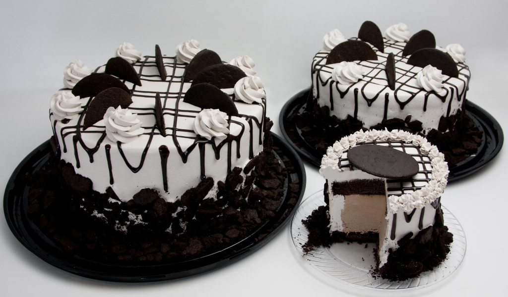 Вкусное пирожное с шоколадным печеньем  