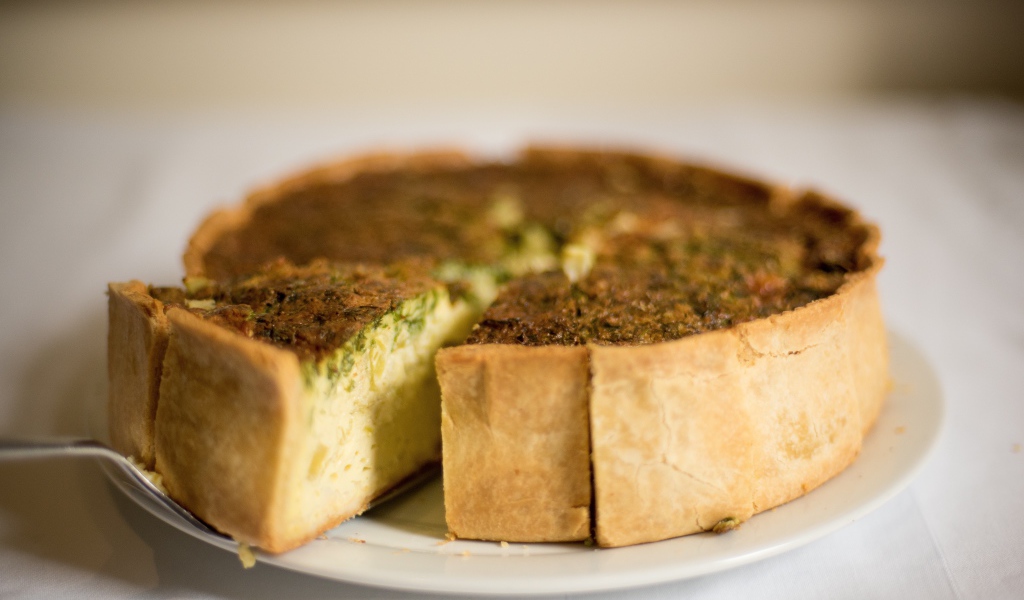 Вкусный пирог на большой белой тарелке 