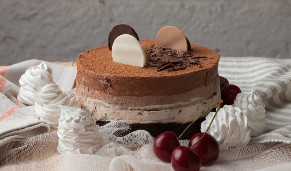 Вкусный торт с меренгой и вишнями