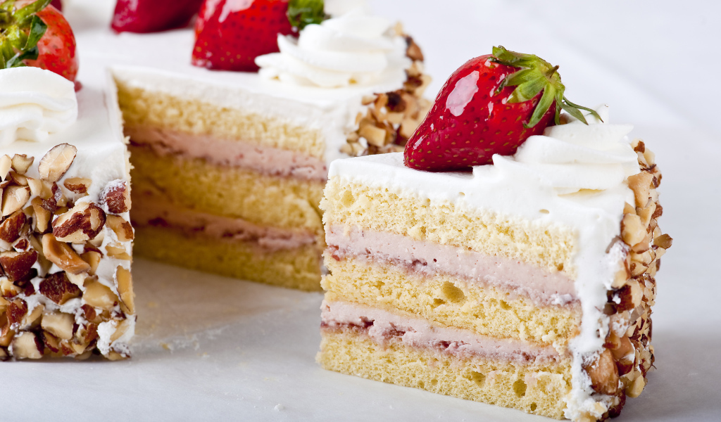 Аппетитный торт с арахисом и клубникой 