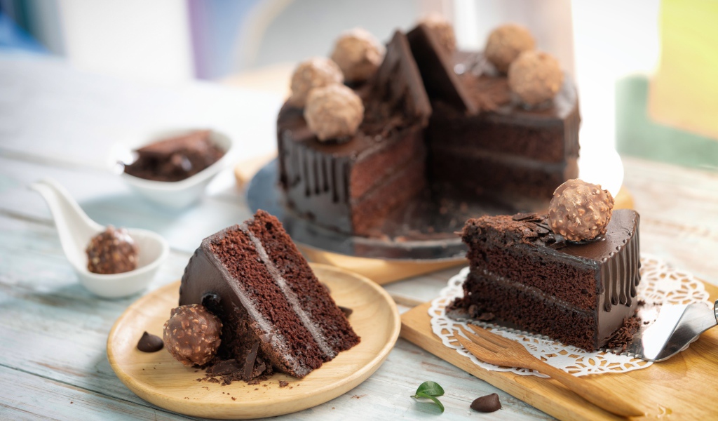 Аппетитный шоколадный торт на столе 