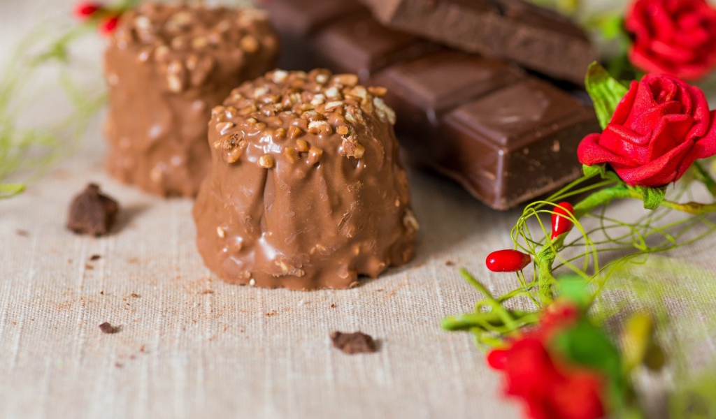 Вкусные шоколадные конфеты с орехами на столе 