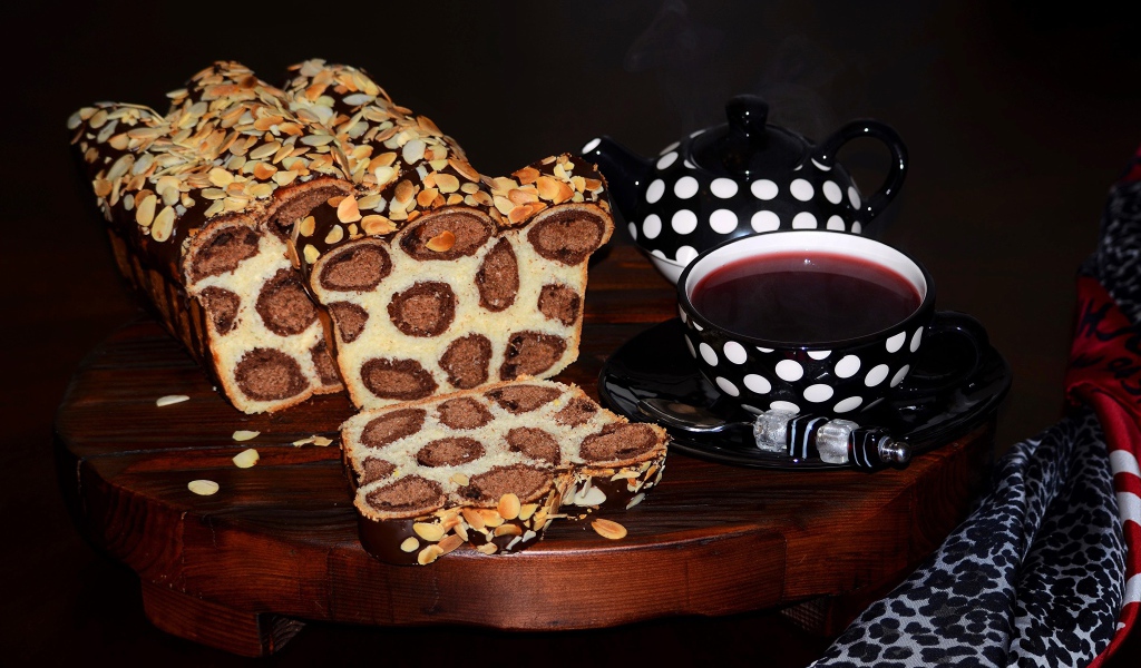 Вкусный леопардовый торт на столе с чашкой чая