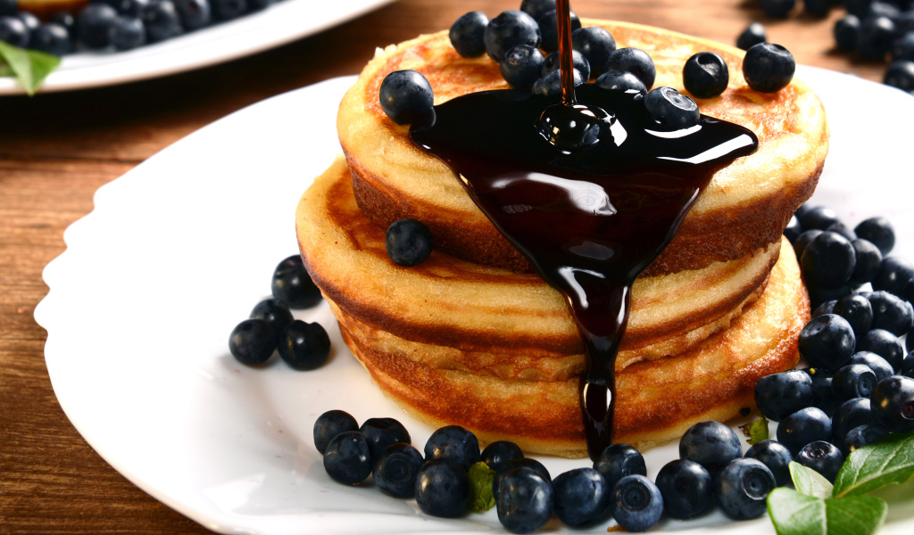 Вкусные оладьи с ягодами черники и джемом 