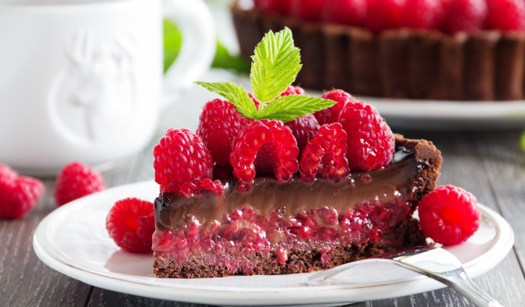 Вкусный пирог с шоколадом и ягодами малины 