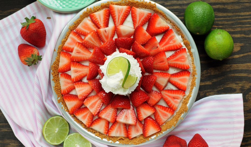 Вкусный пирог с кремом, клубникой и лаймом