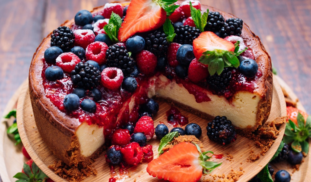 Вкусный сладкий чизкейк со свежими ягодами 