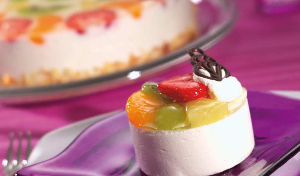 Десерт из суфле с фруктами и шоколадом